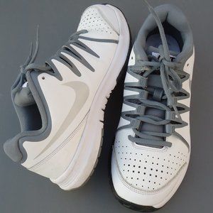 SIZE 9.5. NIKE Vapor Court leather running sneakers shoes.